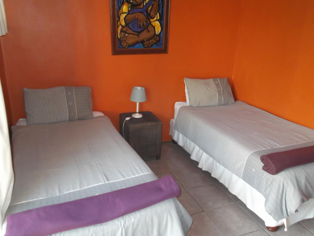Ostello Jungle Monkey Backpackers Port Saint Johnʼs Esterno foto